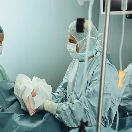 صورة لأطباء يجرون عملية قيصرية