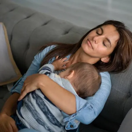 صورة لنفساء تعاني مع مولودها 