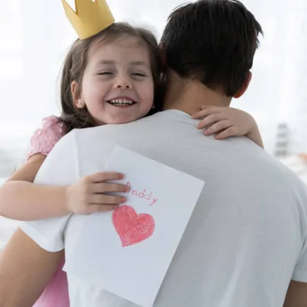 صورة لأب يحضن ابنته