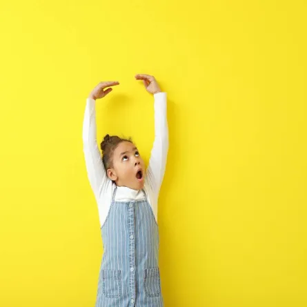 صورة لطفلة تنظر إلى أعلى