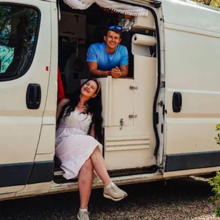 يكسبان آلاف الدولارات شهرياً عبر السفر في شاحنة صغيرة