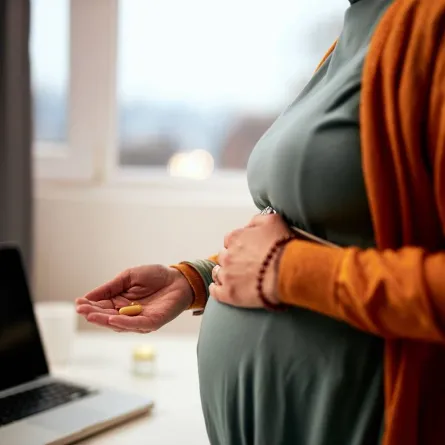 صورة لحامل تتناول المسكنات