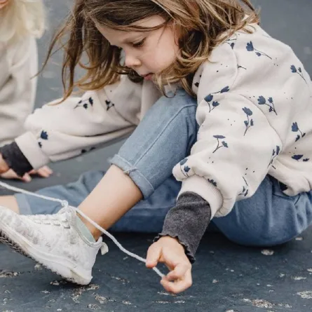 صورة لطفلة مستقلة