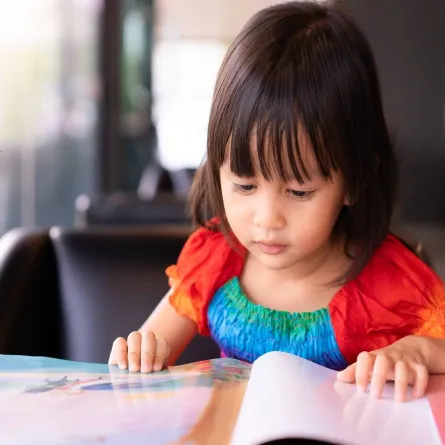 صورة لطفلة تقرأ