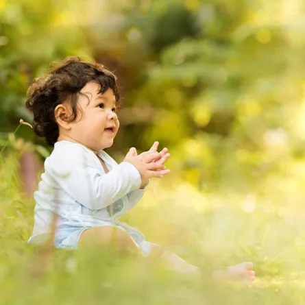 صورة لطفل في الحديقة