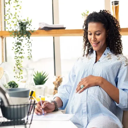 صورة لحامل تجلس على المكتب