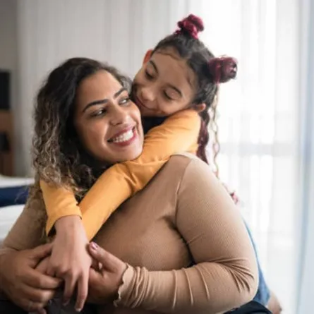 صورة توضح علاقة الأم بطفلتها من أجل بناء شخصيتها