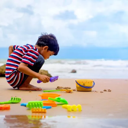 صورة لطفل على شاطئ البحر