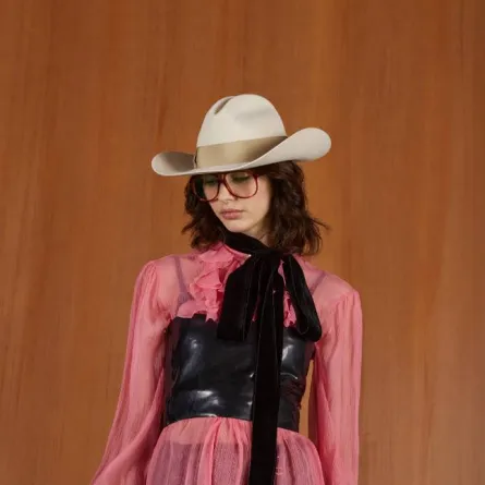 تنسيق قبعة كاوبوي مع بلوزة باللون الوردي من جوتشي Gucci