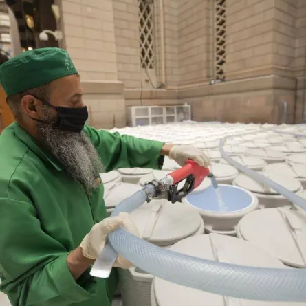 إدارة السقيا تشرف على جاهزية ماء زمزم في موسم الحج - الصورة من موقع رئاسة شؤون الحرمين