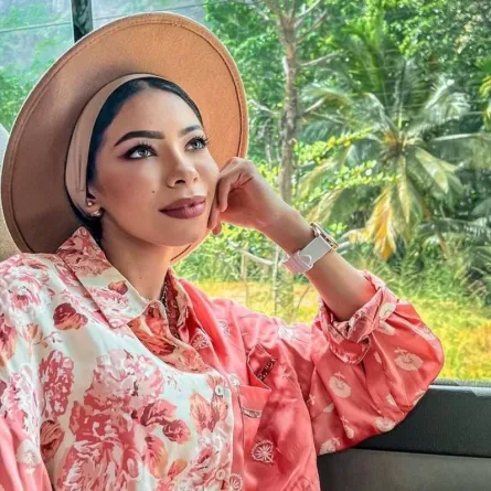 قمصان مطبّعة بالورود من منة السني