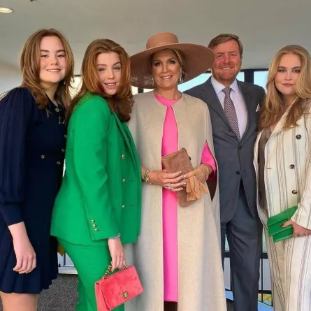 الملك ويليم ألكسندر والملكة ماكسيما مع بناتهما الثلاثة- الصورة من حساب البيت الملكي الهولندي على إنستغرام