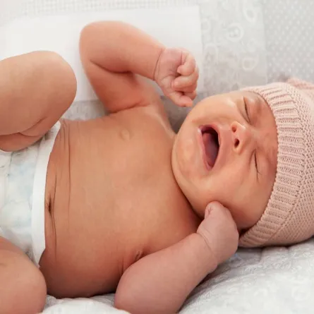 صورة لطفل رضيع يبكي