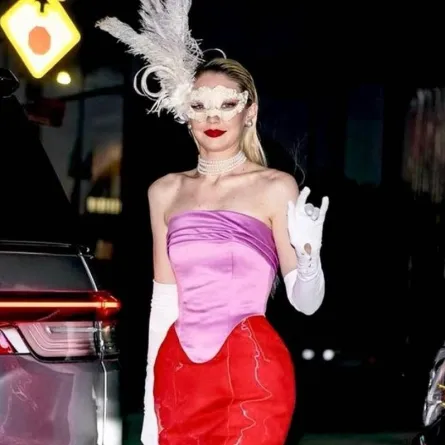 إطلالة جيجي حديد باللاتيكس- الصورة من حساب دار Sohee