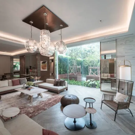 الفخامة تتجلّى في أعمال الديكور الظاهرة على الجدران والسقف