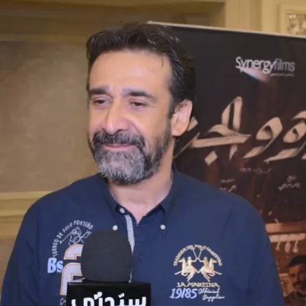 كريم عبد العزيز خلال المقابلة التي أجرتها معه "سيدتي" - تصوير محمد عربي - خاص "سيدتي"