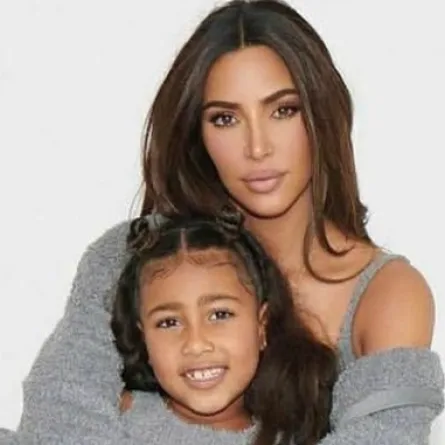كيم كارداشيان مع ابنتها 