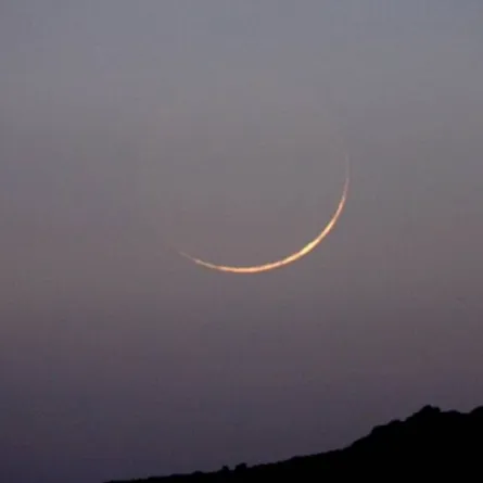 هلال ذي الحجة يزين سماء السعودية اليوم.. سيشاهد بسهولة بالعين المجردة