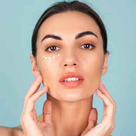 أفضل مرطب تحت العين طبيعياً