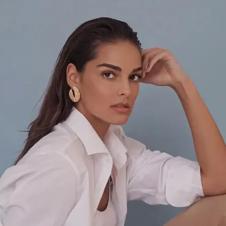 تسريحة الشعر الشعر المبلل المنسدل(الصورة من حساب alinacharova على إنستغرام) 