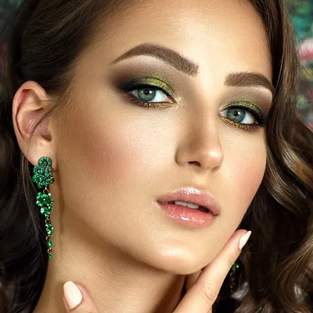 طريقة تطبيق مكياج على فستان أخضر فاتح