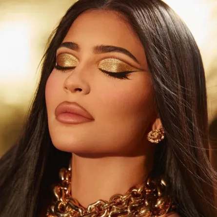 مكياج معدني جريء باللون الذهبي مع الأيلاينر البني(الصورة من حساب كايلي جينر على إنستغرام)