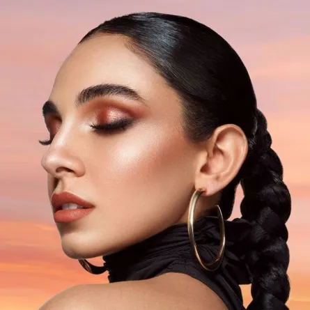 مكياج سموكي باللون الميتاليك النحاسي من وحي سلمى أبو ضيف