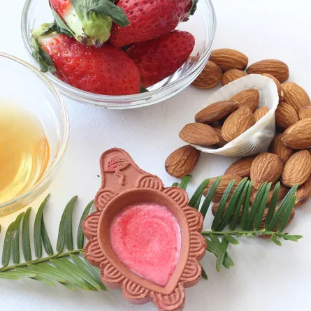 ماسك الفراولة وزيت اللوز للبشرة