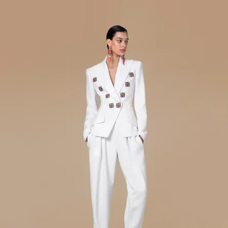 أسلوب تنسيق السروال الأبيض في إطلالات رسمية للسيدات من اندروا جين  Andrew Gn