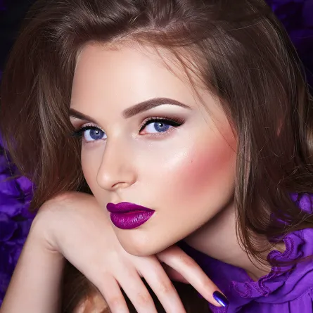 طريقة تطبيق مكياج يناسب فستان بنفسجي