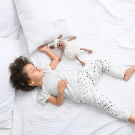 أطعمة تساعد الطفل على النوم