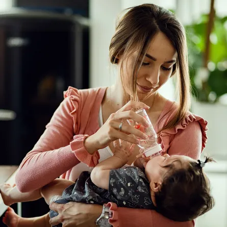 خطورة تقديم الماء للرضيع قبل 6 أشهر