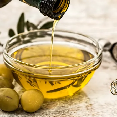 زيت الزيتون لازالة التشققات الحمراء