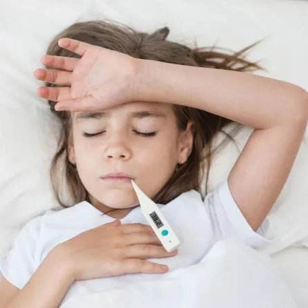 طفلة مصابة بارتفاع درجة الحرارة