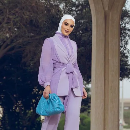 دلال الدوب ببدلة الباستيل