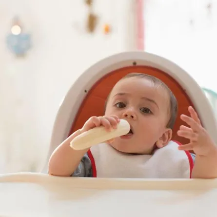 متى يمكن للطفل تناول الأطعمة التي بأصابعه؟