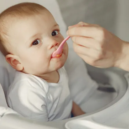 فوائد تأخير تناول الأطعمة الصلبة للطفل