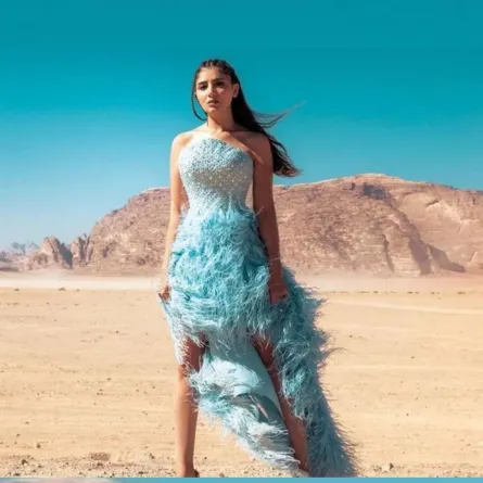 مي عمر بفستان فاخر