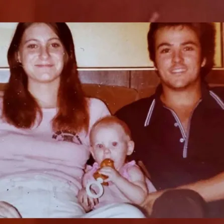 هولي بين والديها- الصورة من موقع ABC News