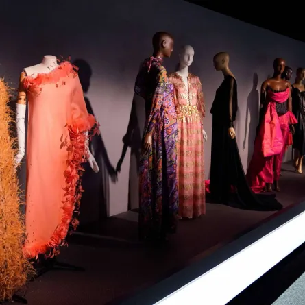 تصاميم ديور تحاور أزياء بالنسياغا في معرض نيويورك- الصورة من AFP