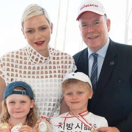 الأميرة شارلين والأمير ألبرت مع توأمهما- الصورة من حساب بيت موناكو الملكي على إنستغرام