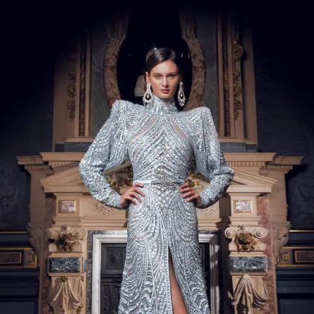 إطلالات مشرقة باللون الفضي