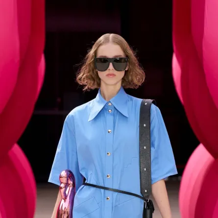 تنسيق اللون الأزرق في إطلالاتك الصيفية