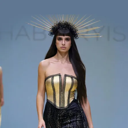 فساتين باللونين الأسود والذهبي