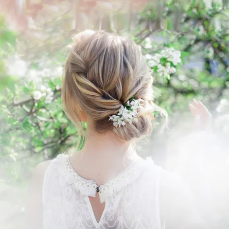 صبغات شعر أشقر رمادي لعروس صيف 2022