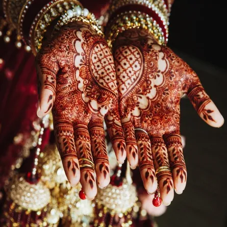 حناء حمراء على شكل قلب كبير مع نقوش الورود