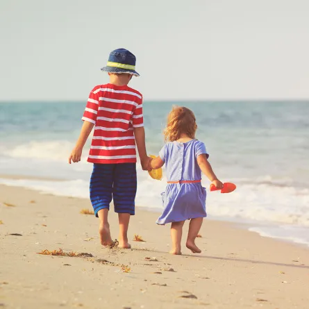 فوائد المشي على الرمل للأطفال