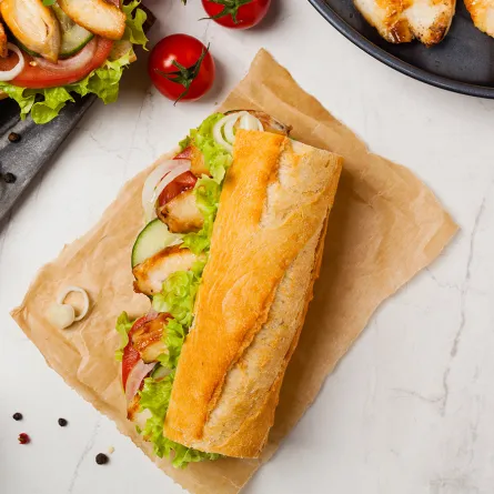 الساندويتش المرصود يحتوي على قطع الدجاج والخس