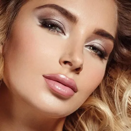 تطبيق مكياج سموكي أبيض لصيف 2022