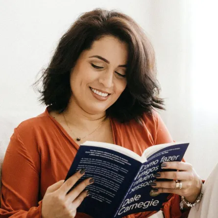 سيدة تقرأ كتباً ممتعة